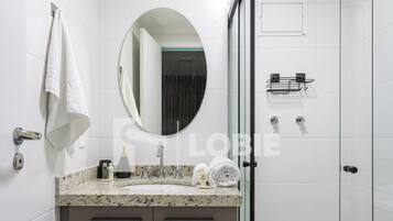 Estúdio básico | Banheiro | Produtos de toalete grátis, toalhas de banho, sabonete, shampoo