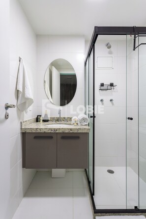 Estúdio básico | Banheiro | Produtos de toalete grátis, toalhas de banho, sabonete, shampoo