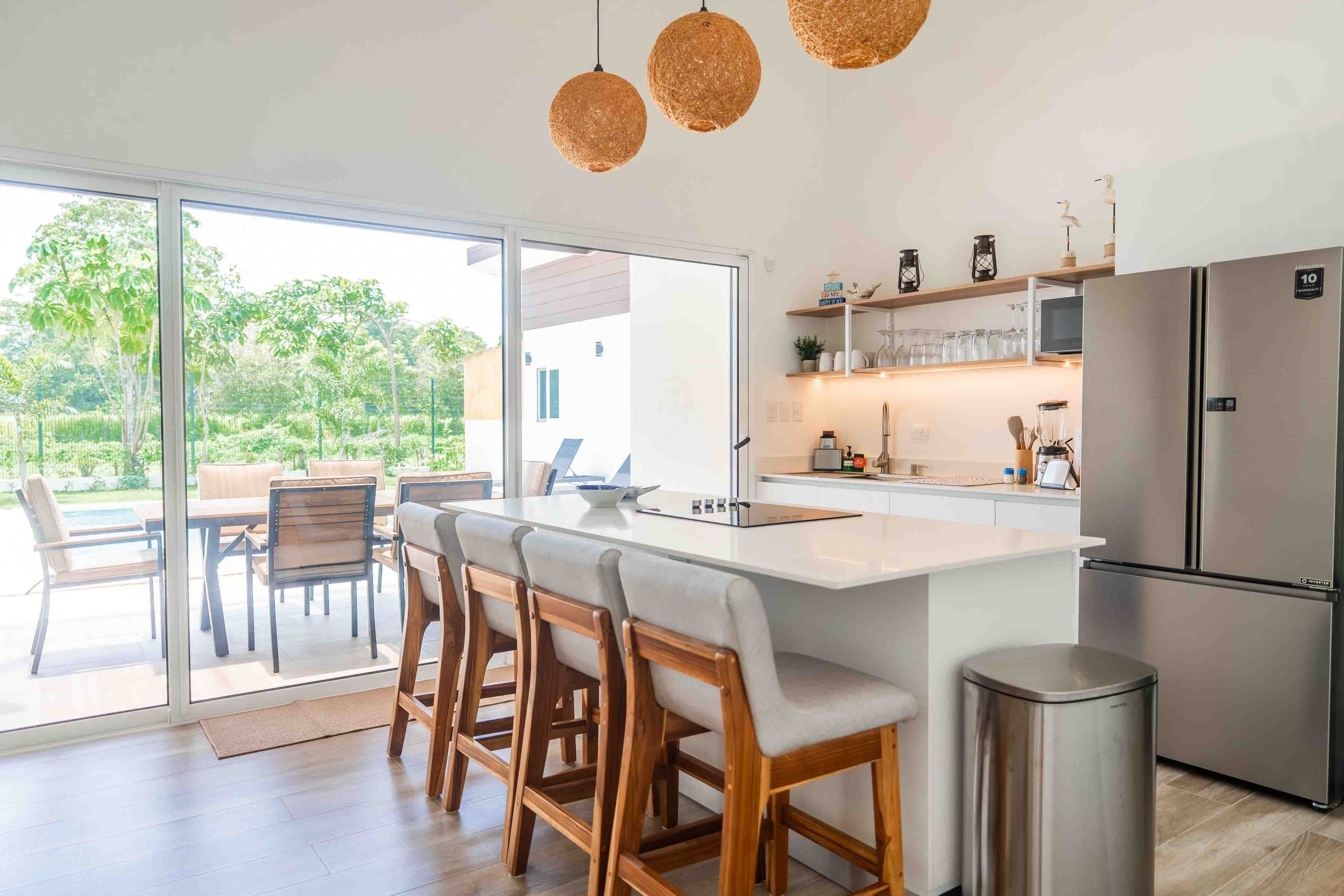 Kylskåp, mikrovågsugn, spishäll och kaffe- och tebryggare