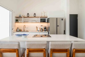 ثلاجة، ميكروويف، موقد طهي مسطح، ماكينة لصنع القهوة/الشاي