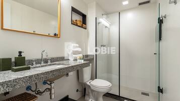 Deluxe Apartment | Bathroom | Free toiletries, towels, soap, shampoo