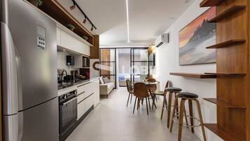 Leilighet – deluxe | Eget kjøkken | Minikjøleskap, mikrobølgeovn, ovn og kokeplater