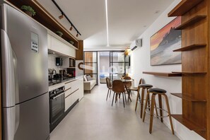 Deluxe Apartment | Private kitchen | Mini-fridge, microwave, oven, stovetop - Lobie Glória Del'Art (Rio de Janeiro)