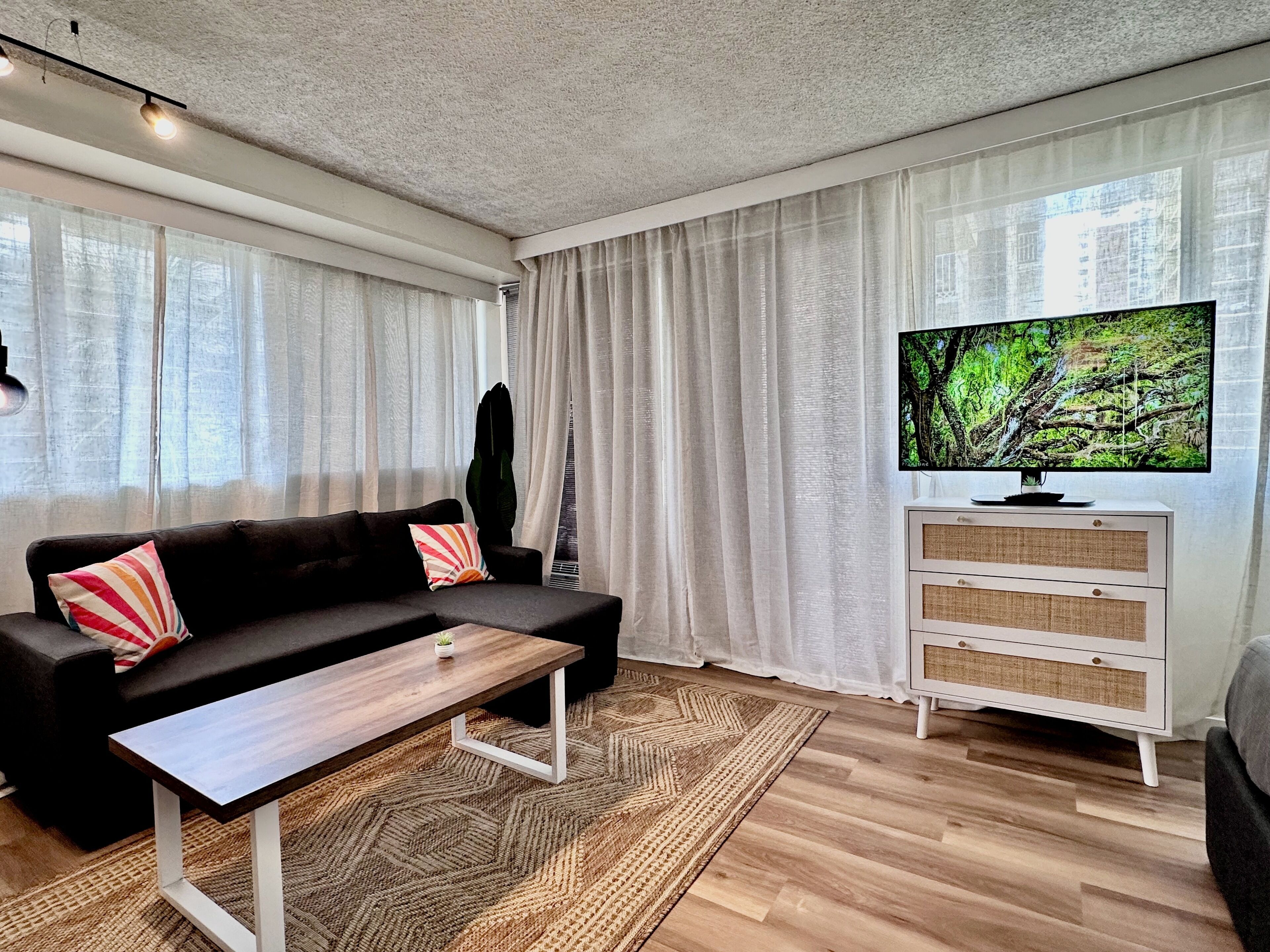 Waikiki Oasis  Steps To Beach  Pool  Lanai  Modern Studio  Sleeps 4 - Honolulu