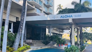 Ein Hotel Eingang mit einem Schild, das "AQUA ALOHA SURF" zeigt.