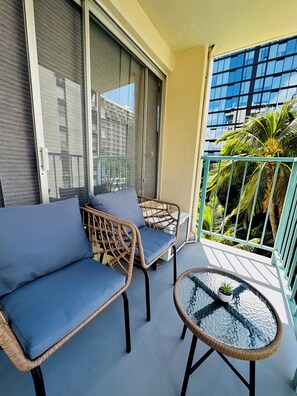 Property grounds - Waikiki Oasis • Steps to Beach • Pool • Lanai • Modern Studio • Sleeps 4 (Honolulu)