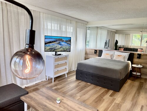 Waikiki Oasis • Steps to Beach • Pool • Lanai • Modern Studio • Sleeps 4