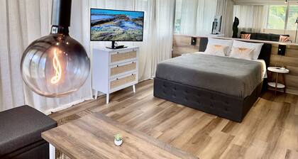 Waikiki Oasis • Steps to Beach • Pool • Lanai • Modern Studio • Sleeps 4