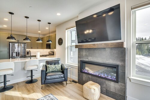 Saltwater Hot Tub! Unit Near Winter Park Slopes