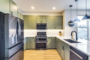 Kühlschrank, Mikrowelle, Ofen, Herdplatte