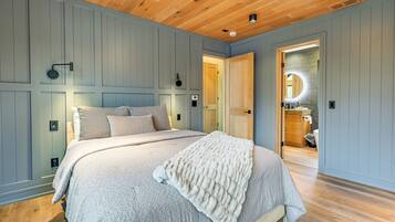 4 bedrooms, desk, iron/ironing board, internet