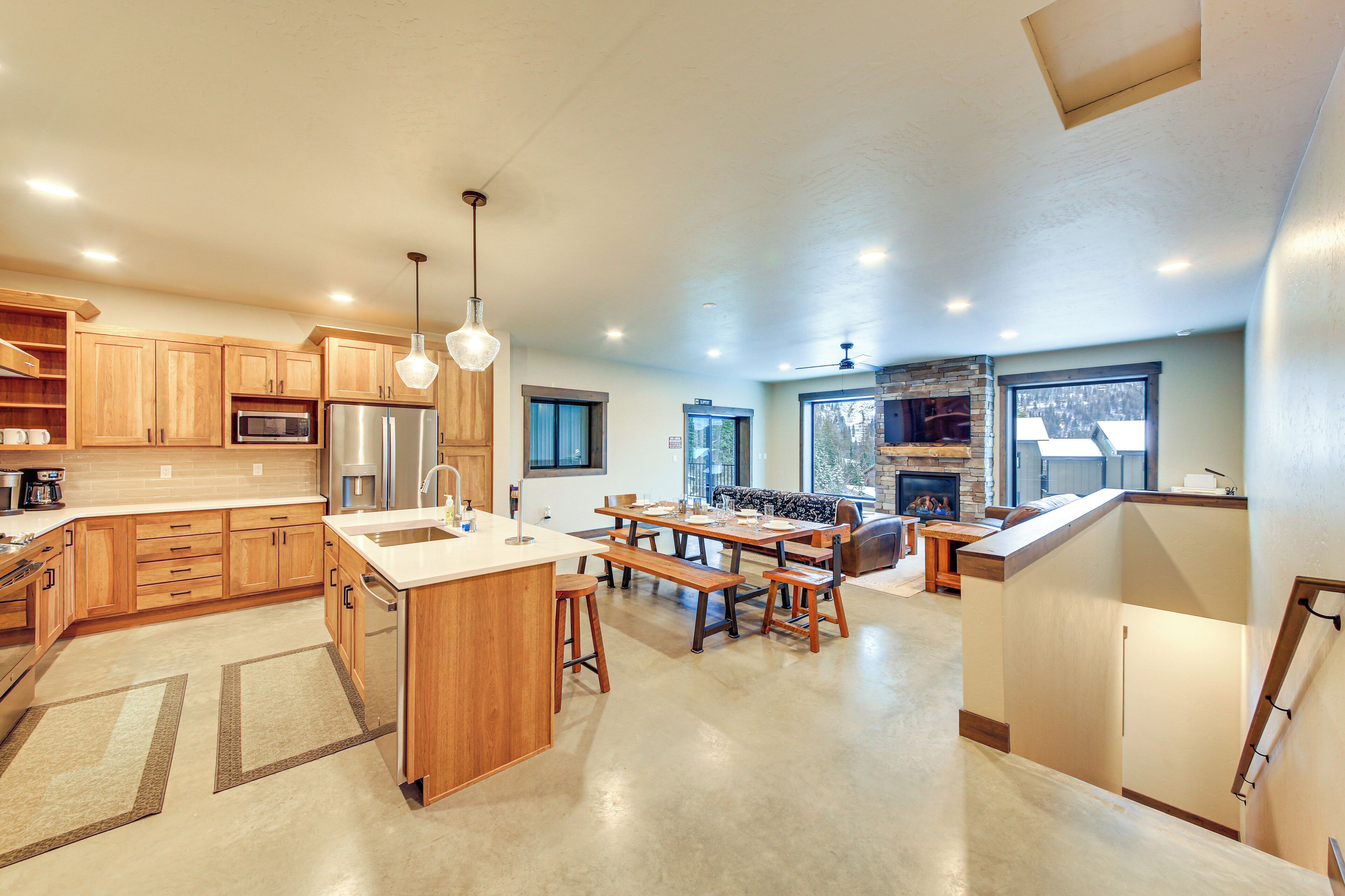 Fridge, microwave, stovetop, dishwasher