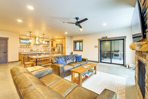 TV, fireplace, video games, books - Luxury Ski Home w/ Hot Tub on Schweitzer Mountain (Sandpoint)