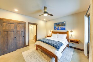 3 habitaciones, escritorio y tabla de planchar con plancha 