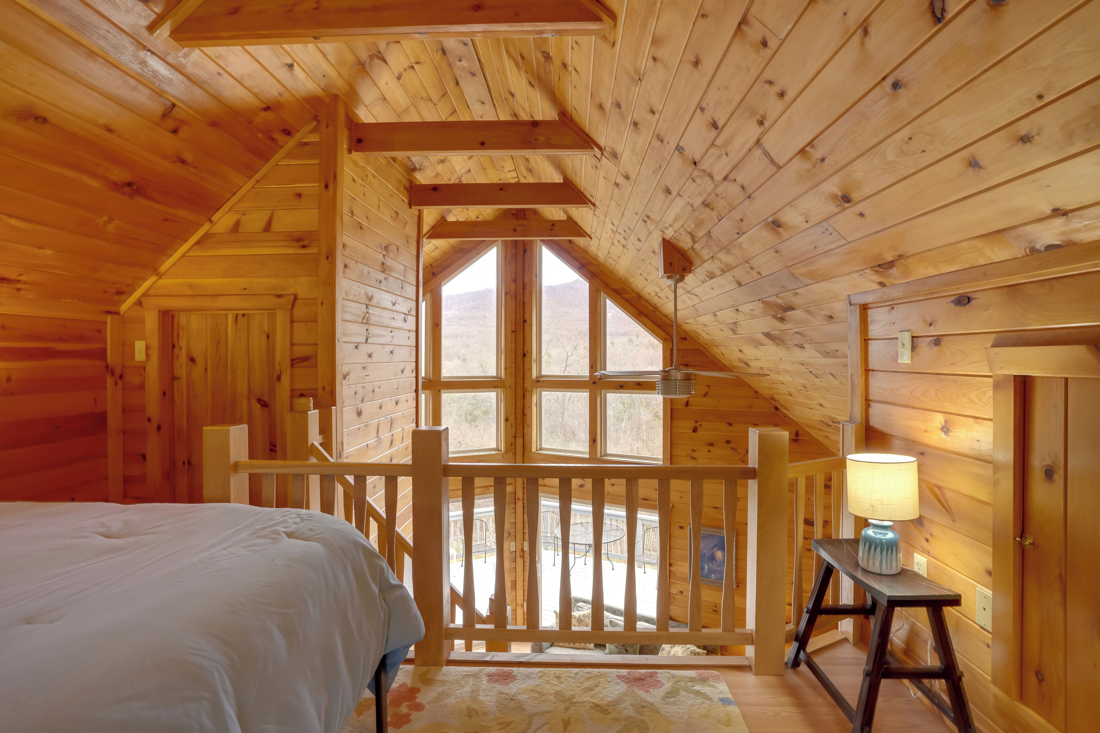 Tabla de planchar con plancha, acceso a internet y ropa de cama 