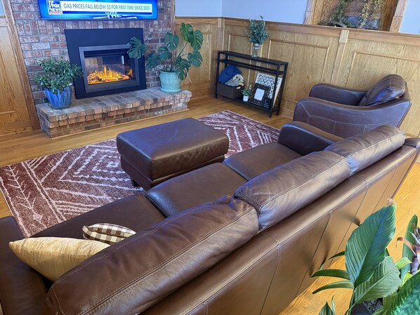 Interior - Serene 3-bedroom house with lots of space and large views of the charming town. (Ephrata)