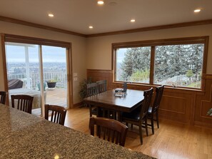 Dining - Serene 3-bedroom house with lots of space and large views of the charming town. (Ephrata)