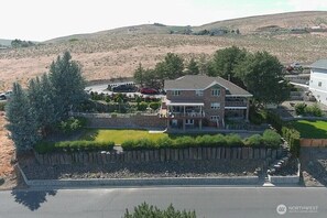 Exterior - Serene 3-bedroom house with lots of space and large views of the charming town. (Ephrata)