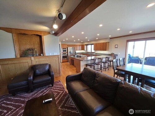 Serene 3-bedroom house with lots of space and large views of the charming town.