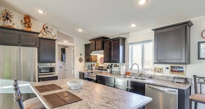 Mtn Views, 15 Mi to Dtwn Kingman: Family Home!