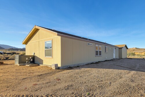 Mtn Views, 15 Mi to Dtwn Kingman: Family Home!