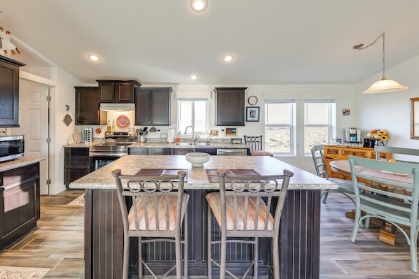 Fridge, microwave, stovetop, dishwasher - Mtn Views, 15 Mi to Dtwn Kingman: Family Home! (Kingman)