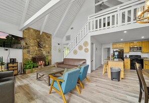 TV - Sky High Mtn. Views - Steps from Downtown Gatlinburg, Ober Mtn. & Chalet Village (Gatlinburg)