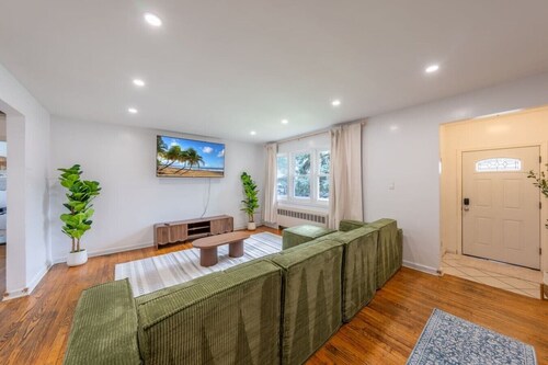 Spring Getaway Hot Tub, HDTV, Game Room & Parking