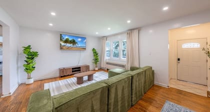 Spring Getaway Hot Tub, HDTV, Game Room & Parking