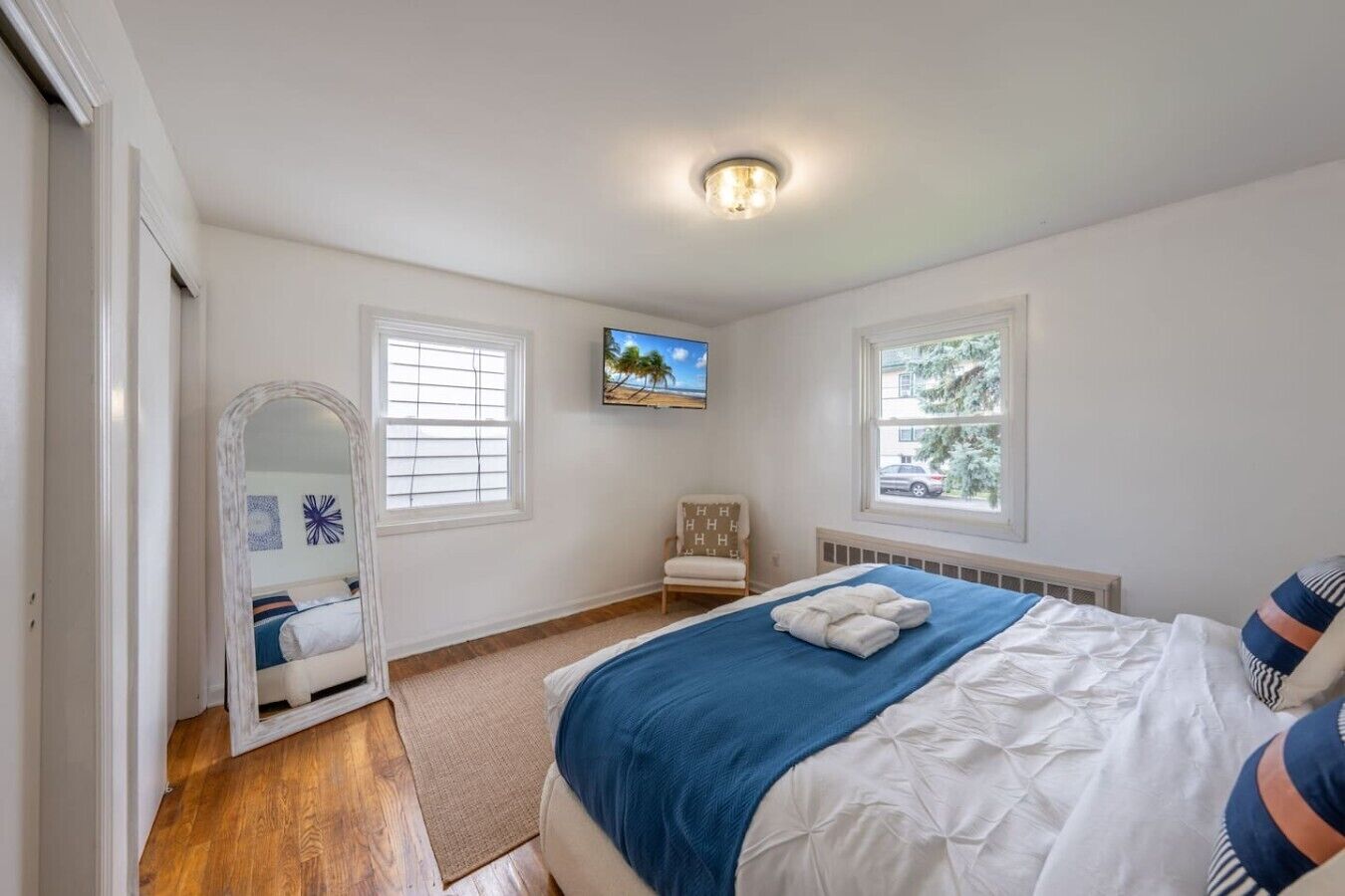 Desk, iron/ironing board, WiFi, bed sheets