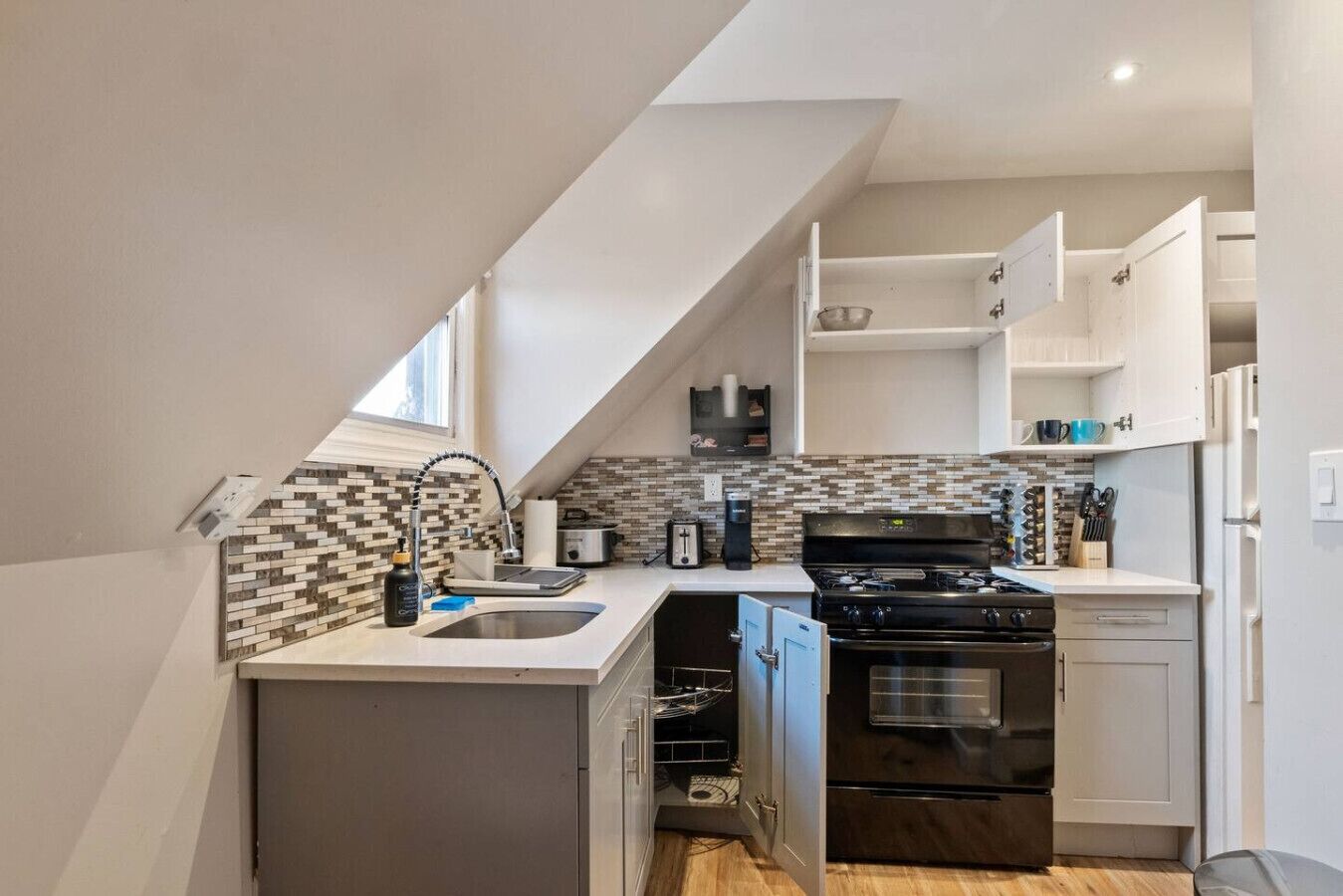 Fridge, oven, stovetop, coffee/tea maker