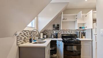 Fridge, oven, stovetop, coffee/tea maker