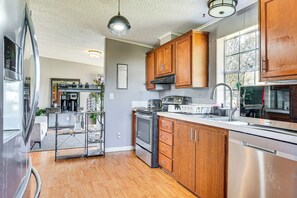 Jääkaappi, mikroaaltouuni, liesi, astianpesukone