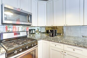 Jääkaappi, mikroaaltouuni, liesi, astianpesukone