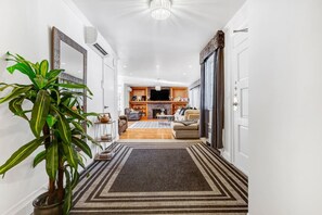 Televisión y chimenea 