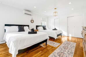 Una scrivania, ferro/asse da stiro, culla da viaggio, Wi-Fi