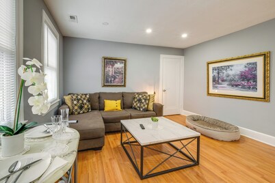 Easy Metro Access: WFH-Friendly Apt 7 Mi to DC!