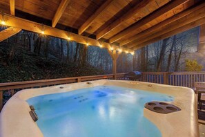 Outdoor spa tub - *Newly Renovated* 4BR | Slps 9 |Rec room | Hot Tub (Sevierville)