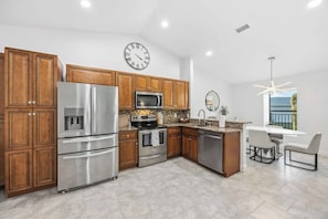 Kjøleskap, mikrobølgeovn, ovn og kokeplater