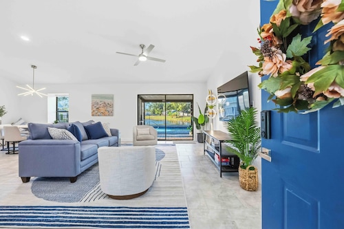 Suncoast villa 3-bed 2 bath pool house with open floor living room and lanai