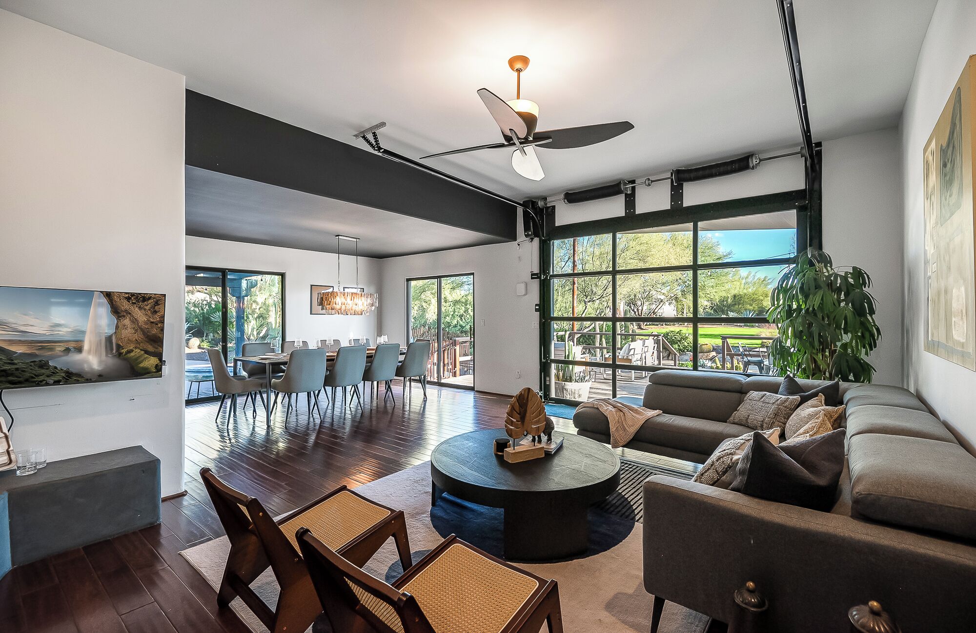 Een smart-tv, een open haard, een computerscherm en een printer