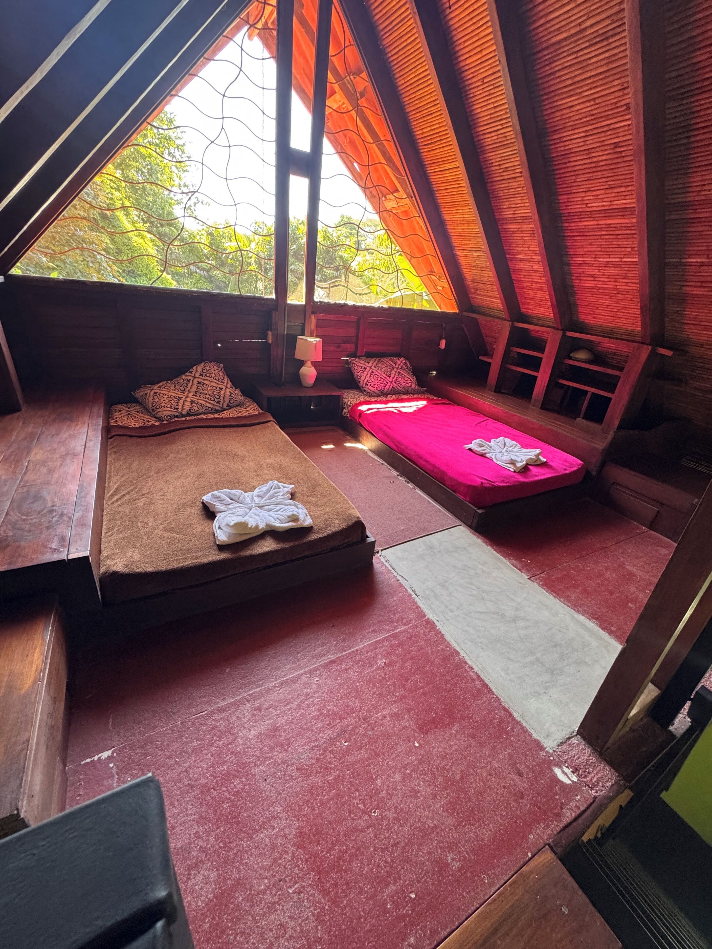 Cabaña básica | Espacio para trabajar con laptop y wifi gratis 