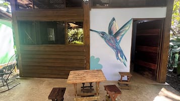 Cabaña superior, vistas a la piscina | Restaurante al aire libre