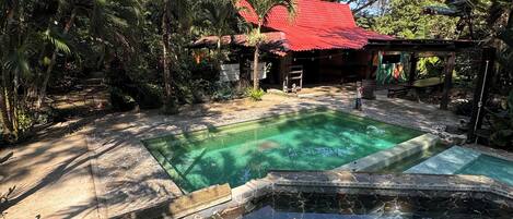 3 座室外游泳池