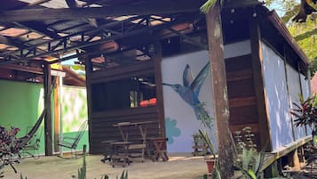 Cabaña superior, vista a la alberca | Terraza o patio