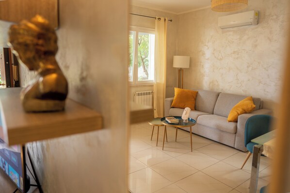 TV - NEW Charming 2-Bedroom Apartment in Private Roman Villa Oasis (Lazio)