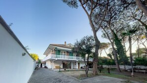 Unclassified image, 5 of 17, button - NEW Charming 2-Bedroom Apartment in Private Roman Villa Oasis (Lazio)
