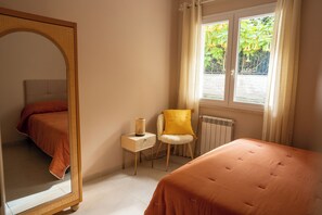 WiFi, bed sheets - NEW Charming 2-Bedroom Apartment in Private Roman Villa Oasis (Lazio)