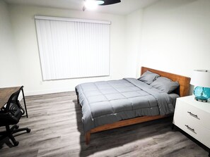 Työpöytä, silitysrauta/-lauta, ilmainen Wi-Fi, vuodevaatteet