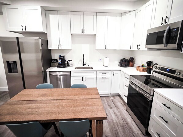 Jääkaappi, mikroaaltouuni, uuni, liesi